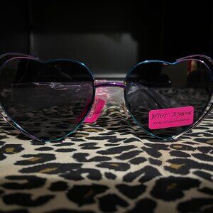 Heart Hippie Wire Frame Betsey Johnson 100% UV Protection